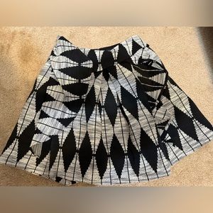 BANANA REPUBLIC SIZE 2 SKIRT WITH 2 SIDE POCKETS AND A BACK ZIPPER